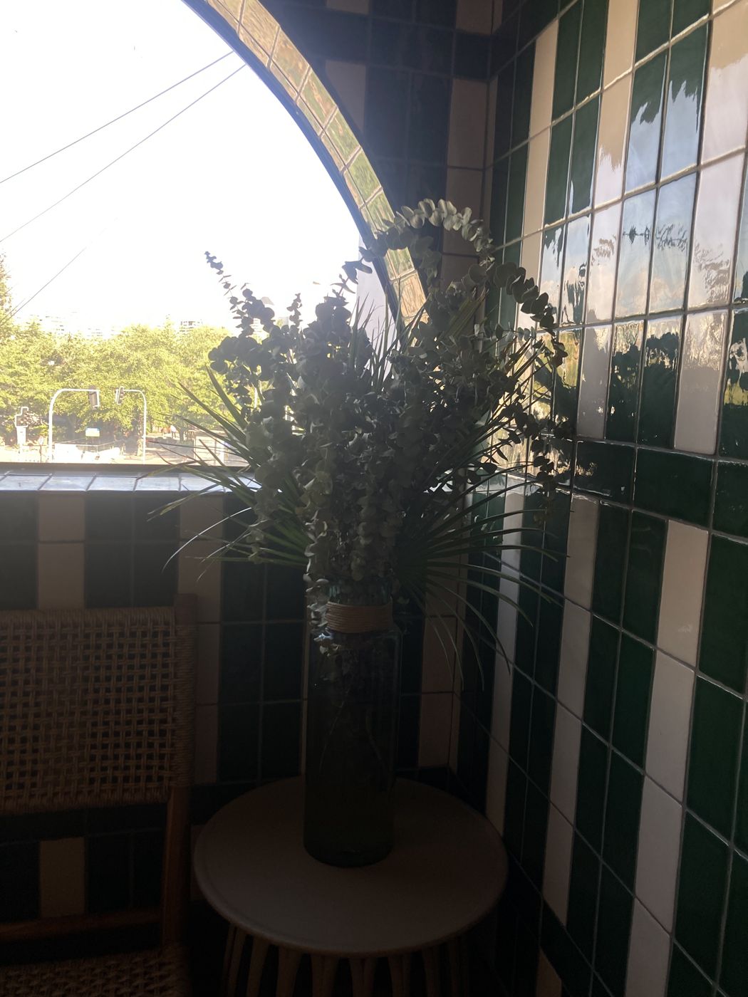 Arreglo de follaje en un rincón de azulejos verdes de Azotea